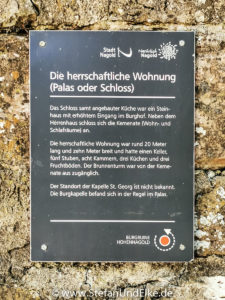 Hinweistafeln in der Burganlage