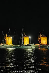 Windmühlen am Mandraki-Hafen in Rhodos-Stadt, Insel Rhodos, Griechenland