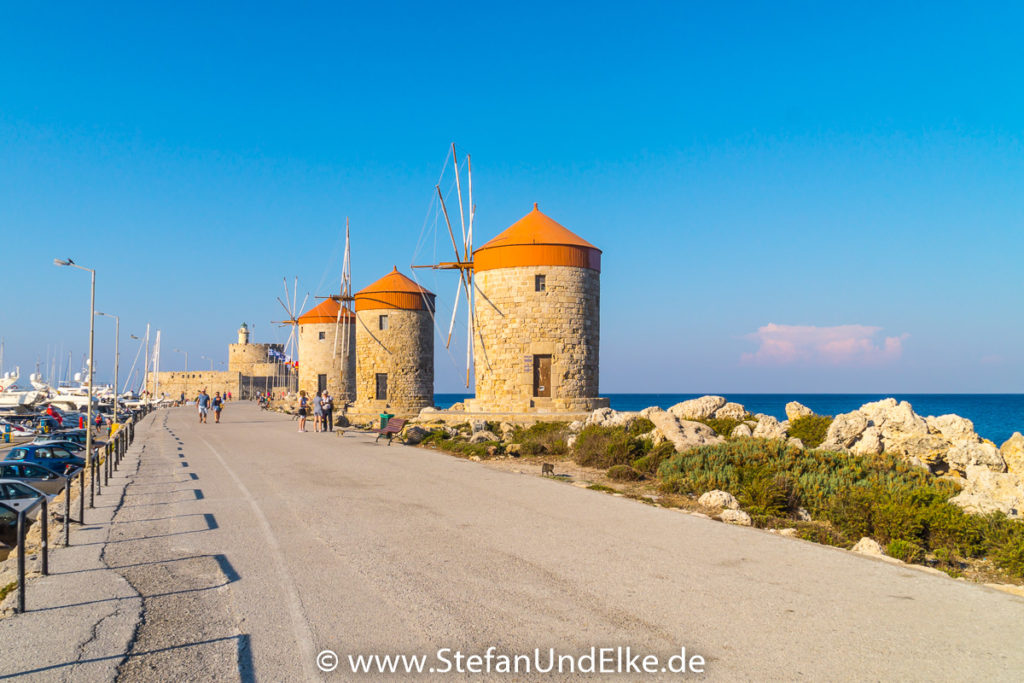 Windmühlen am Mandraki-Hafen in Rhodos-Stadt, Insel Rhodos, Griechenland