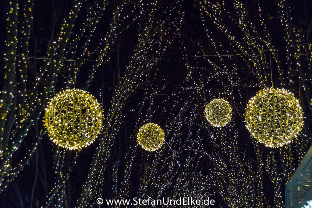 Lichterschmuck auf dem Weihnachtsmarkt