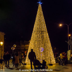 Geschmückte Straßen zur Weihnachtszeit