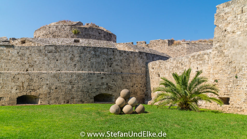 Festungsmauern und Wallgraben der Altstadt von Rhodos