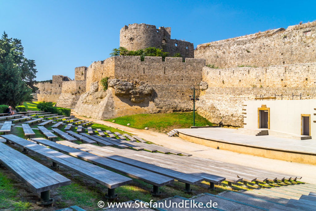 Festungsmauern und Wallgraben der Altstadt von Rhodos