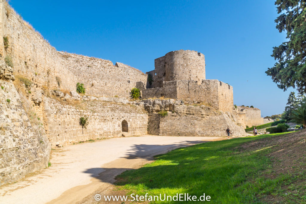 Festungsmauern und Wallgraben der Altstadt von Rhodos