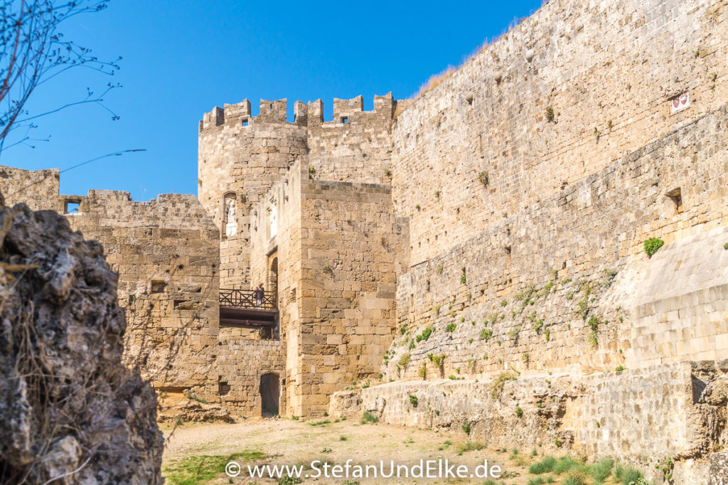 Festungsmauern und Wallgraben der Altstadt von Rhodos