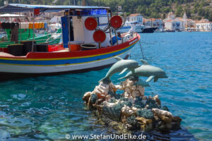 Griechenland, Urlaub, Kleine Delfinstatue im Hafen von Kastellorizo