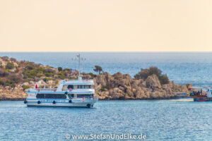 Griechenland, Urlaub,  Täglich zu Gast in Kastellorizo sind Ausflugsboote aus dem türkischen Kaş