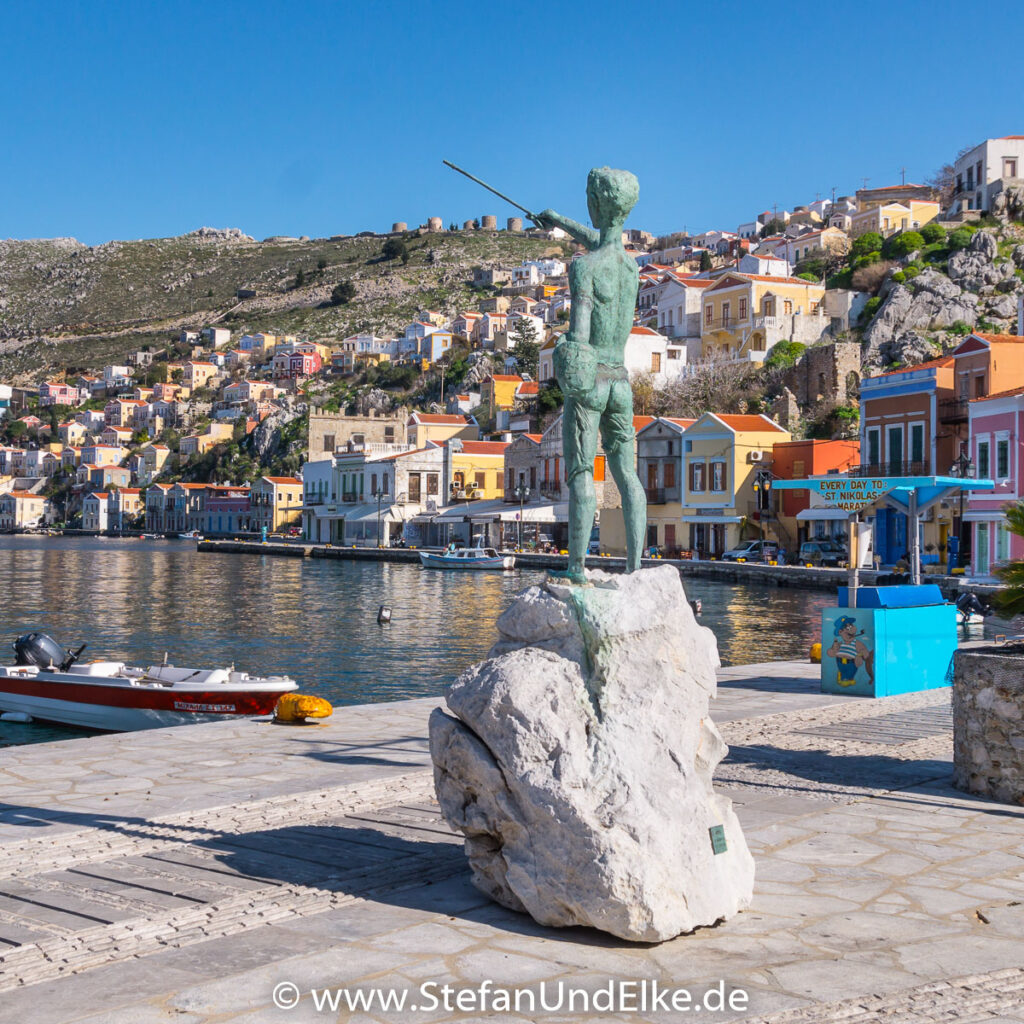 Die Statuen des Schwammtauchers und des Fischerjungen in Gialos