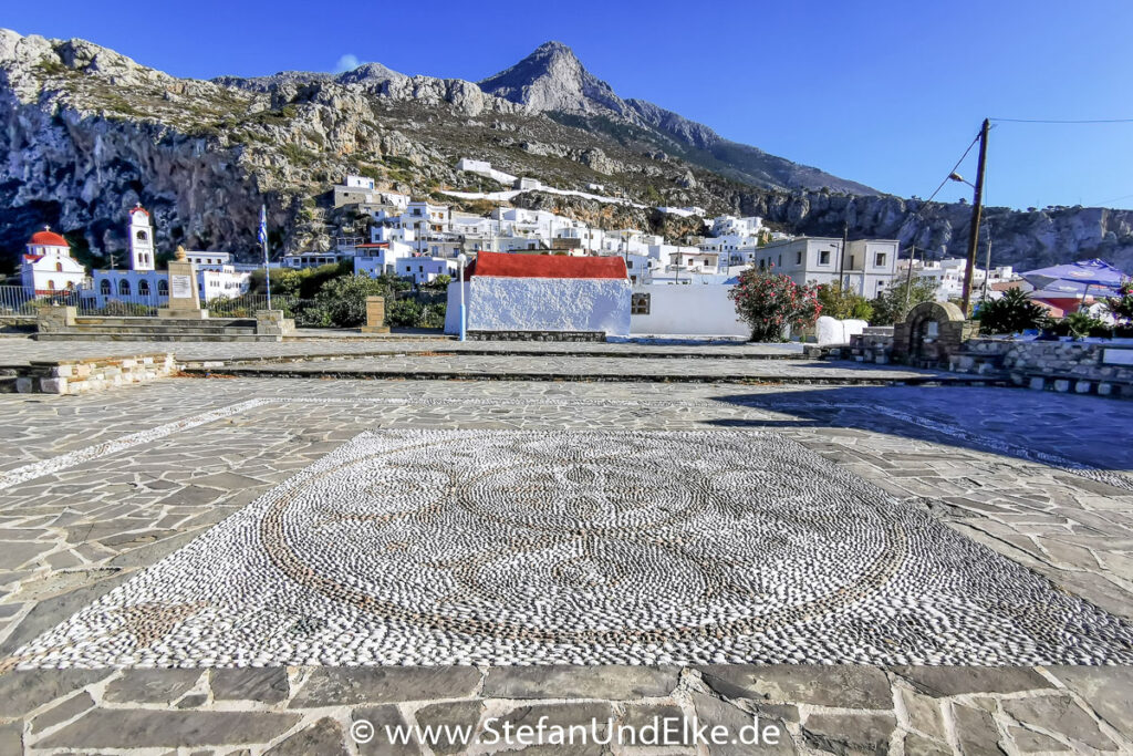 Kieselmosaikauf der Platia Skopi in Mesochori