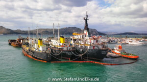  Eine Fischerflotte im Hafen von Perama