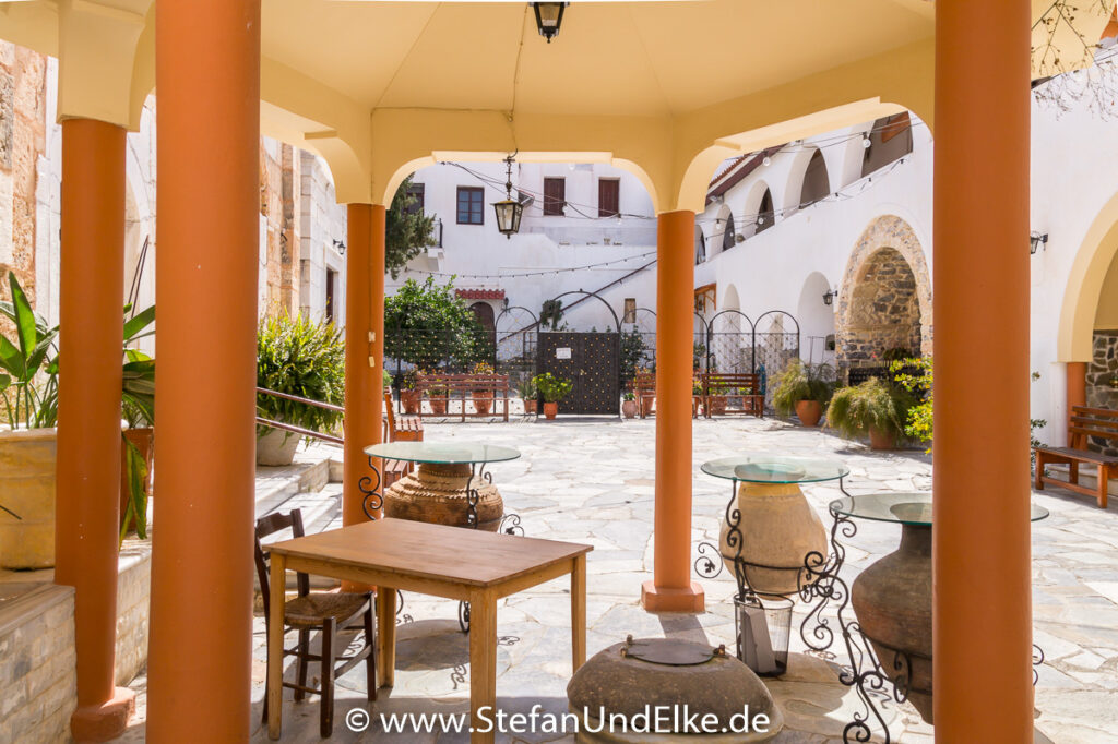 - Im Innenhof des Kloster Faneromeni auf der Insel Salamina 