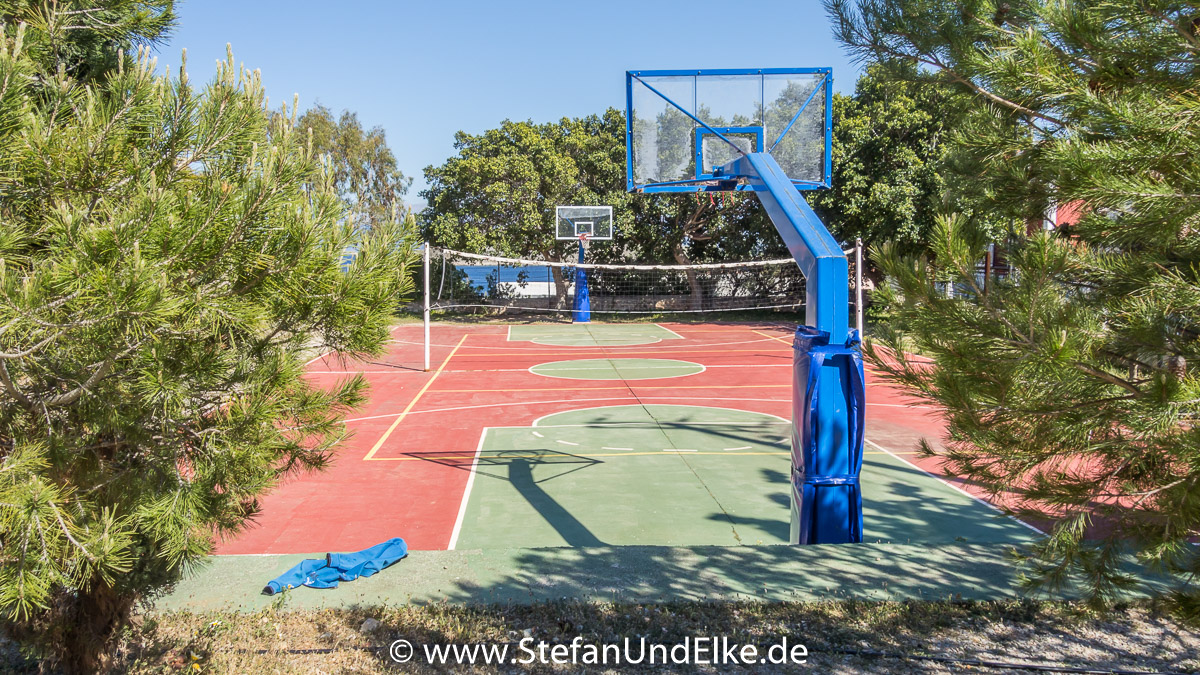 Der Basketballplatz in Emborio