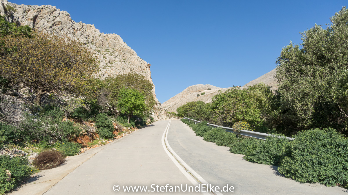 Die Straße schlängelt sich den Hügel hinauf nach Chorio
