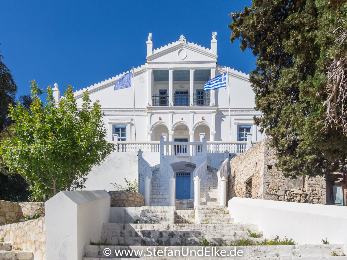 Das Rathaus in Emborio auf der Insel Chalki