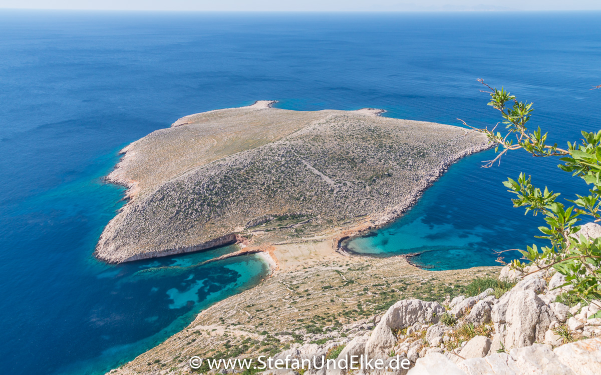 Trachia Blick vom Kastro hinunter zum Trachia Beach auf der Insel Chalki