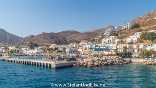 Blick auf Livadia, kurz bevor die Fähre am Hafen von Tilos anlegt