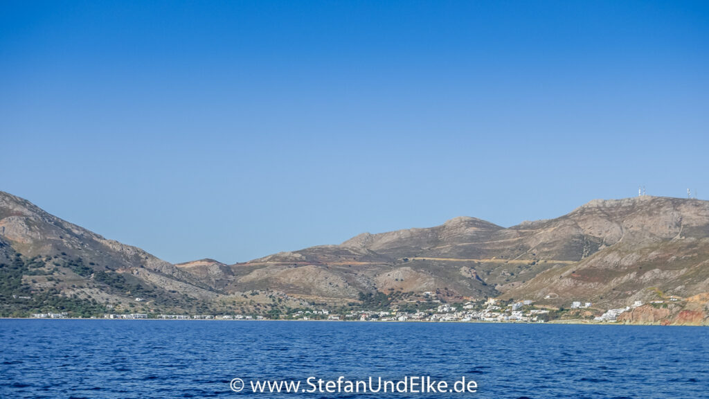 Erster Blick auf den Hafen von Livadia auf der Insel Tilos 