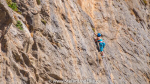 Kletterer in der Felswand auf der Insel Kalymnos