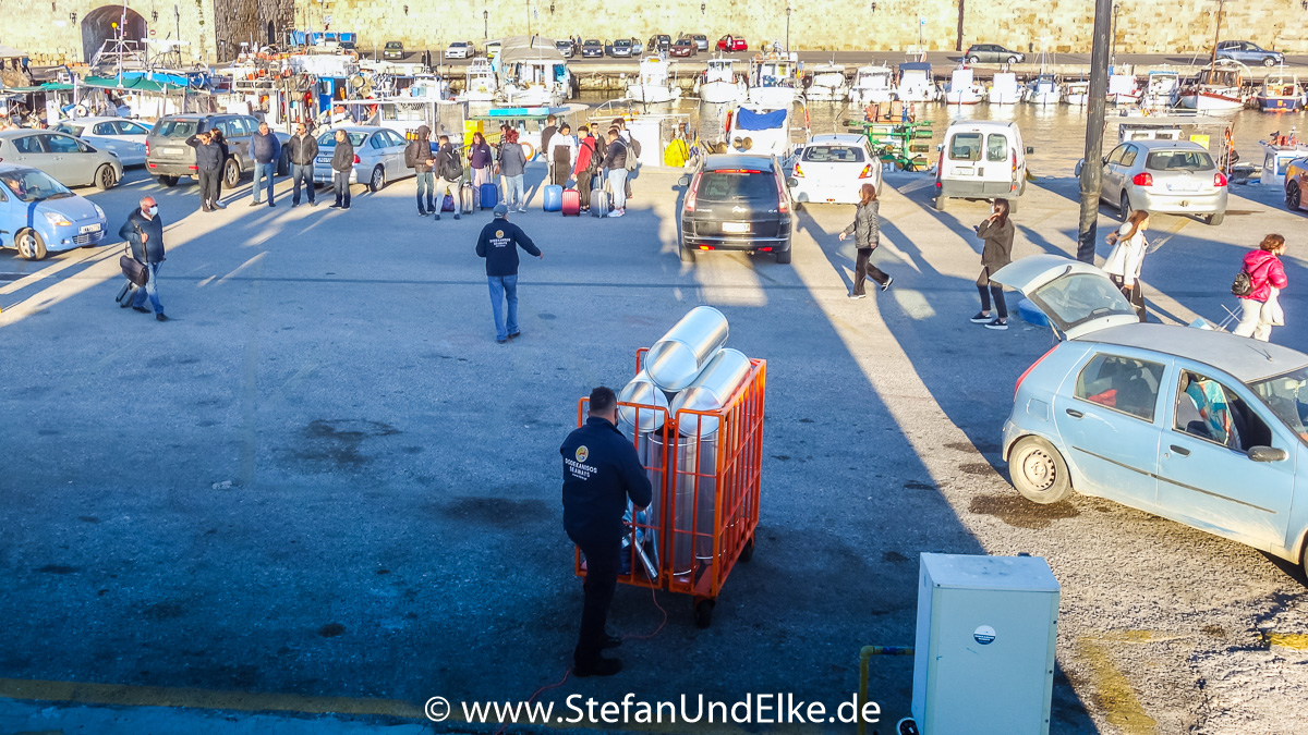Schnell noch die letzten Waren verladen