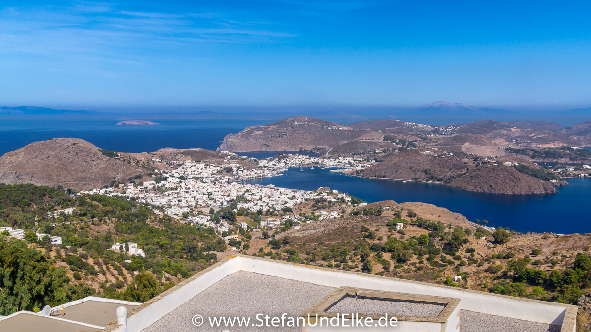 Blick über die Dächer von Chora auf den Hafenort Skala