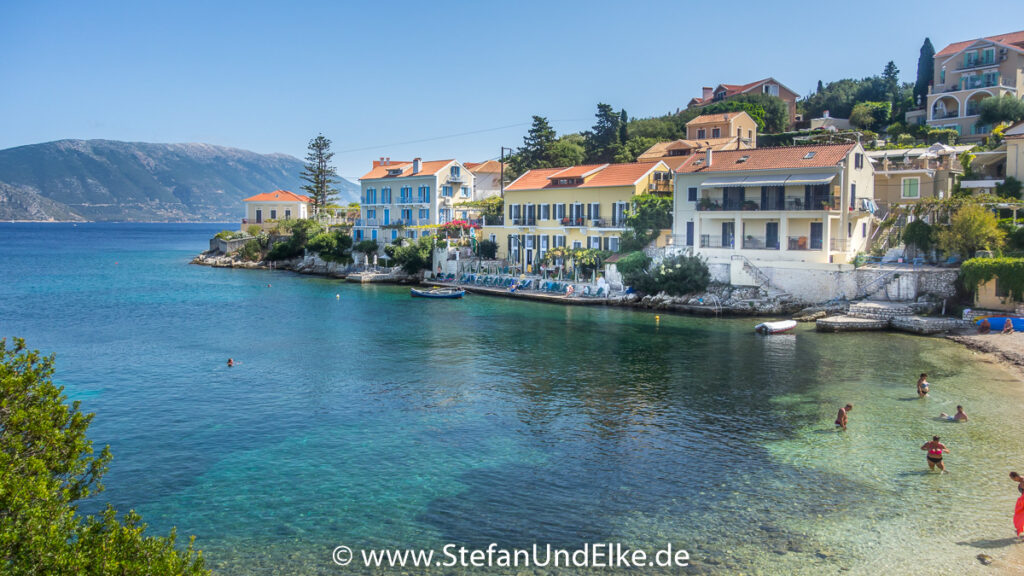 Herrenhäuser aus der italienischen Zeit am Strand von Fiscardo