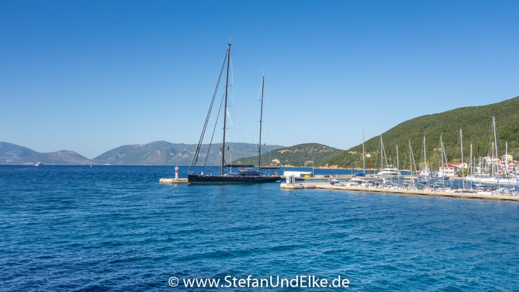 Yachten und Boote im Hafen Sami auf der Insel Kefalonia