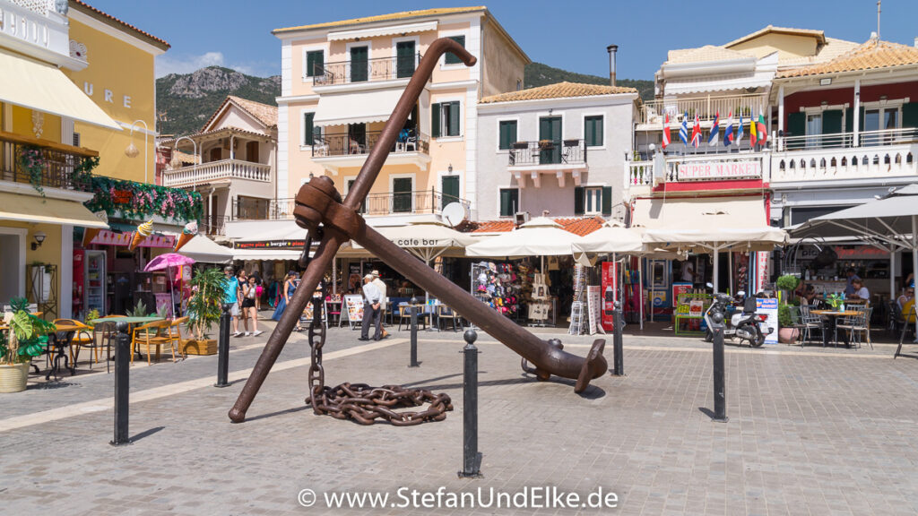 Der große Anker am Hafen von Parga