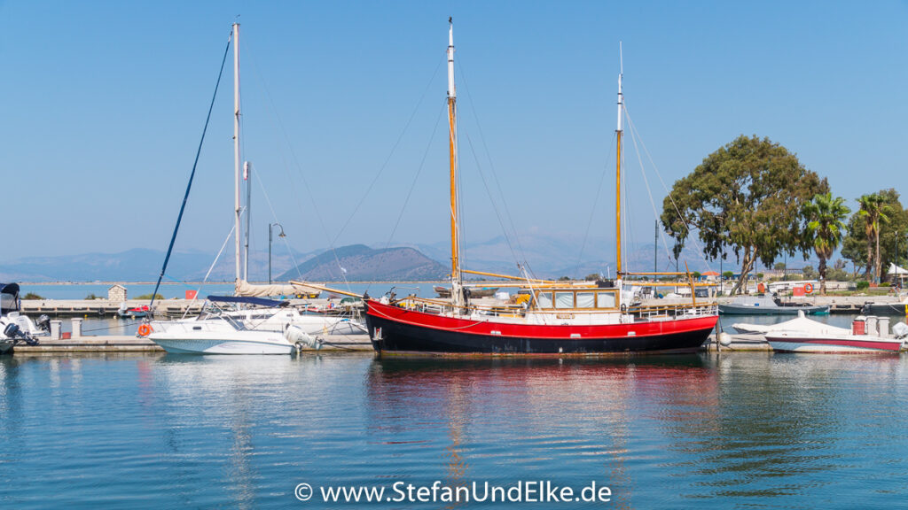 Am Hafen auf der Insel Koronisia