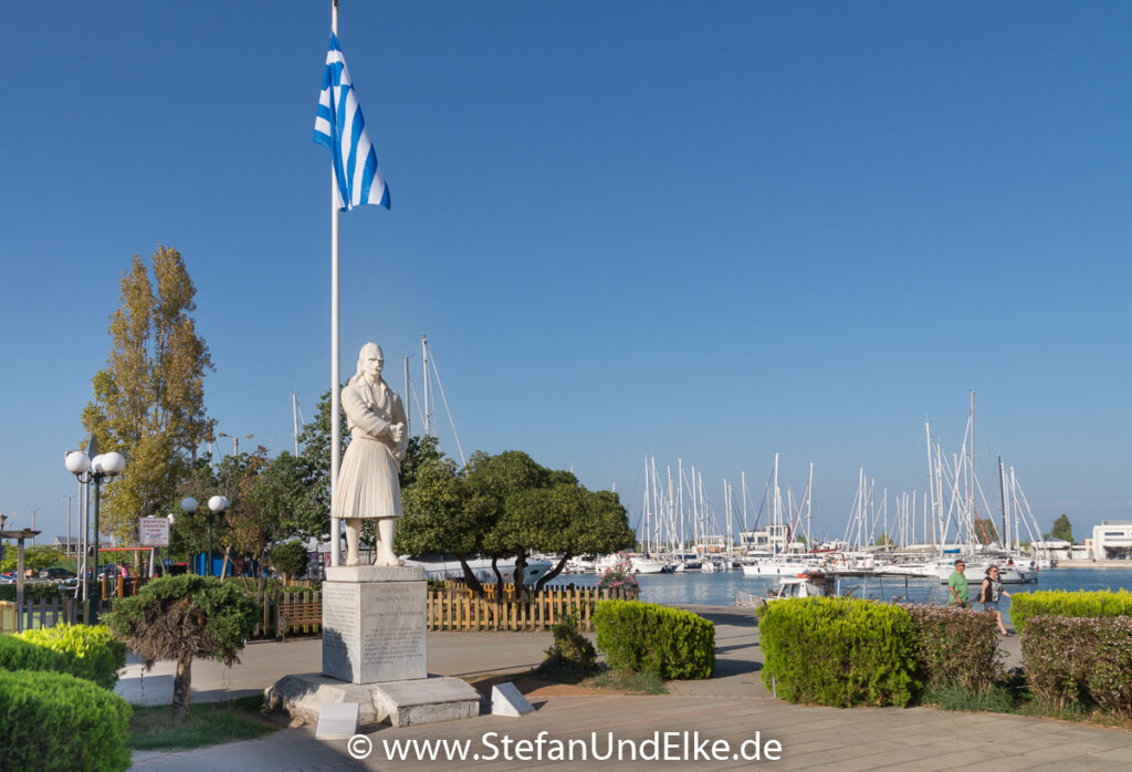 Die Statur von Odysseus Androutsos an der Marina von Preveza