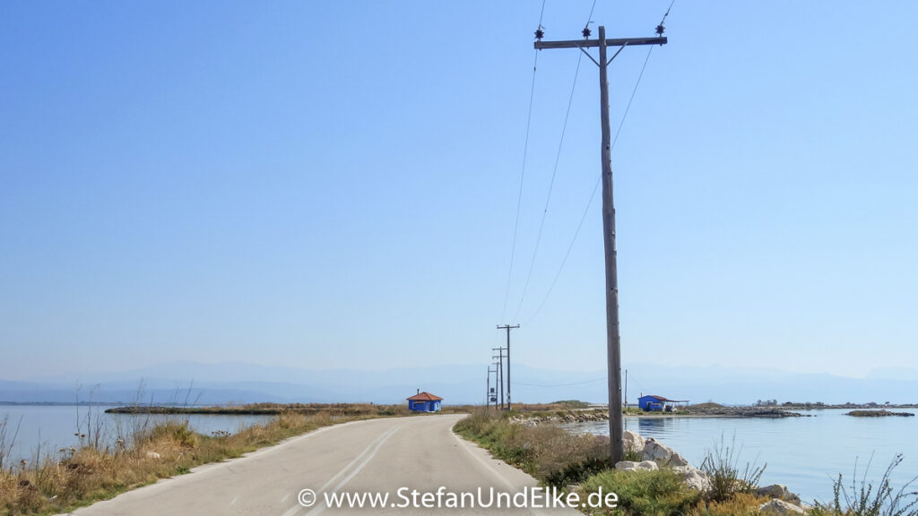 Unterwegs auf der einzigartigen Dammstraße nach Koronisia