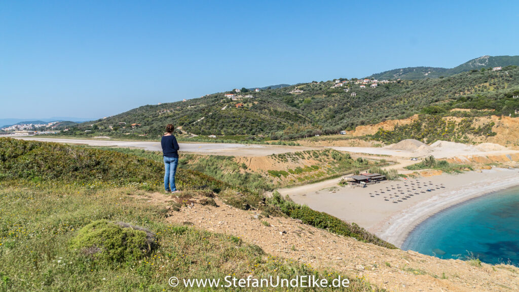 Xanemos Beach mit Blick auf die anfliegenden Flugzeuge