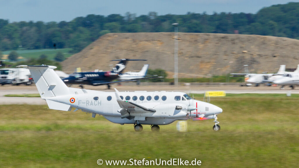 Beech 350 King Air ALSR F-RACH, EDDS (STR) VFH Stuttgart, CTM Französische Luftwaffe