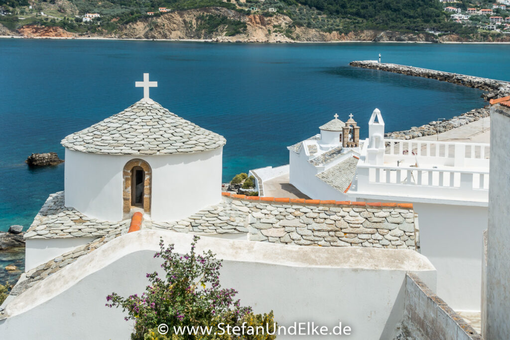 Schon von der Fähre weithin sichtbar - Das Wahrzeichen der Inselhauptstadt Skopelos