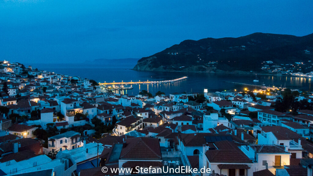 Blick auf Skopelos Stadt am Abend 