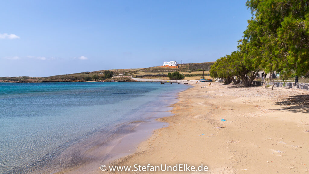 Schinonta Beach mit Sandstrand und Tamarisken die Schatten spenden