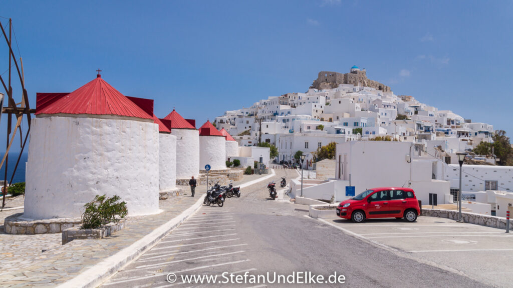 Astypalaia Chora mit den Windmühlen und dem Kastro