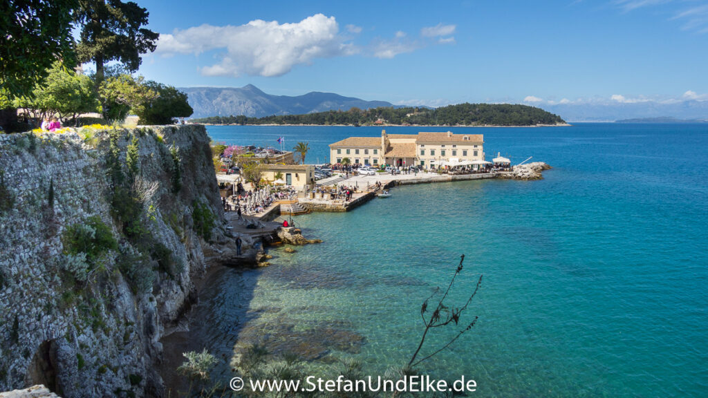 Faliraki - der kleine Badestrand unter den Mauern der Altstadt von Korfu, mit schönem Blick auf die Festung