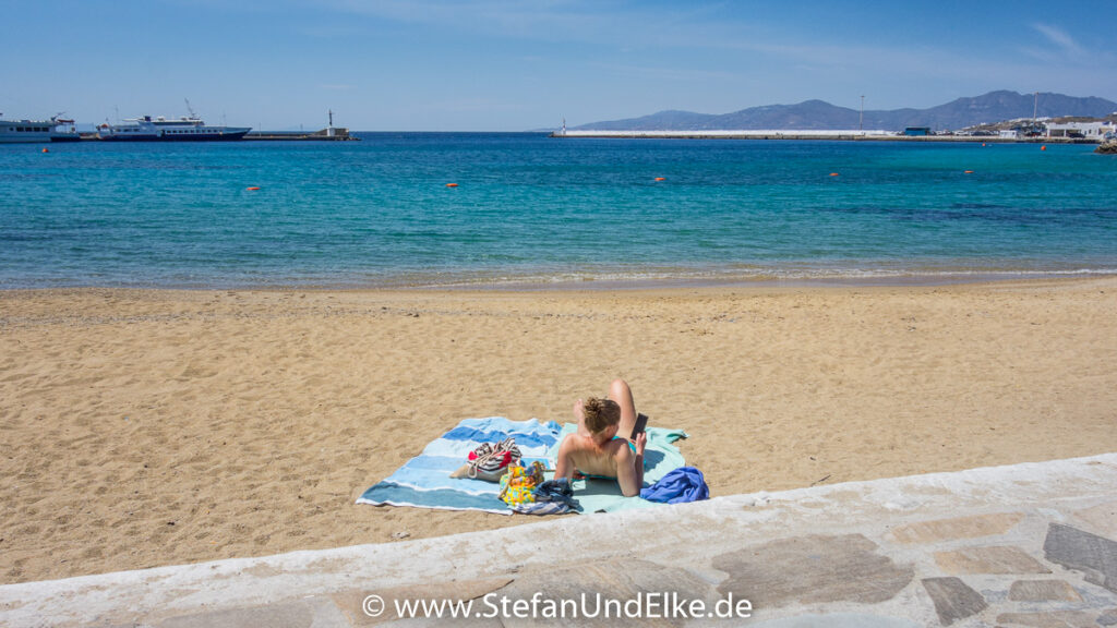 Der kleine Strand im Alten Hafen von Mykonos Stadt