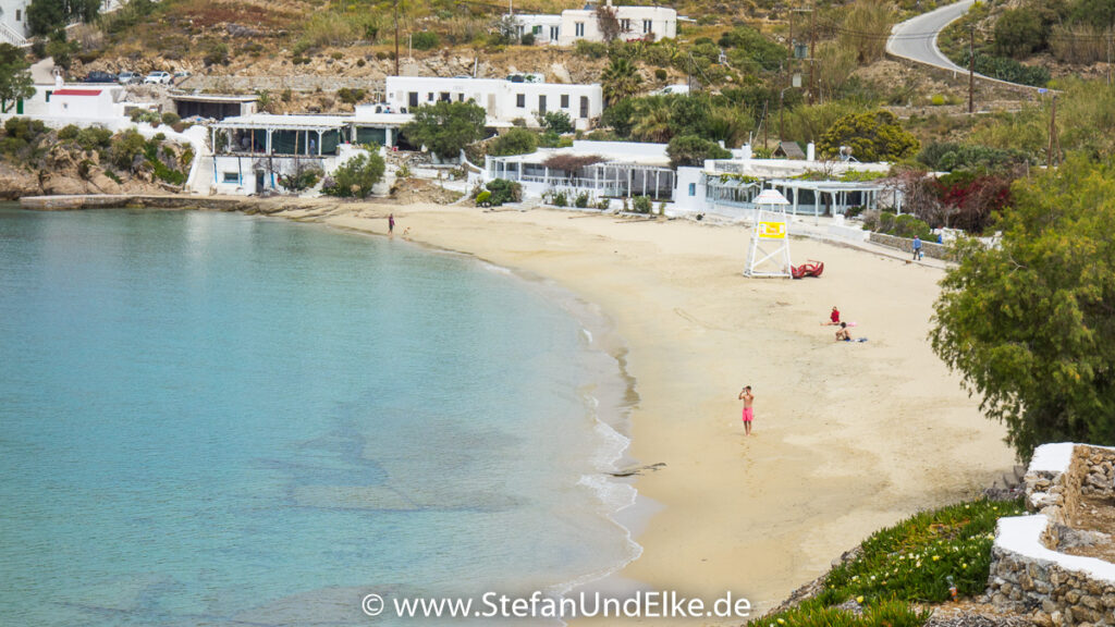 Der gut 300 m lange Sandstrand von Agios Stefanos Beach
