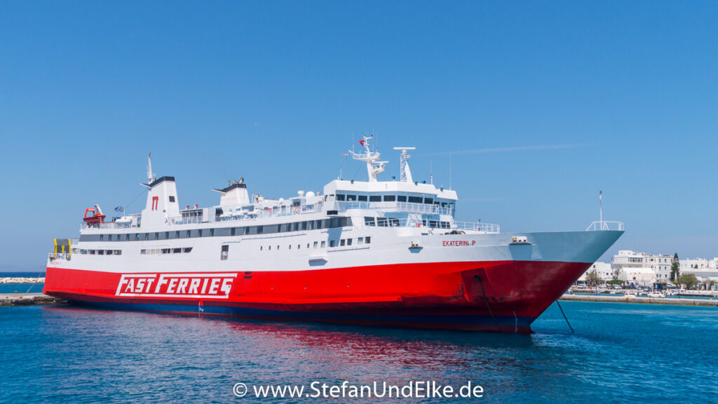 Die Fähren Fastferries im Hafen von Naxos